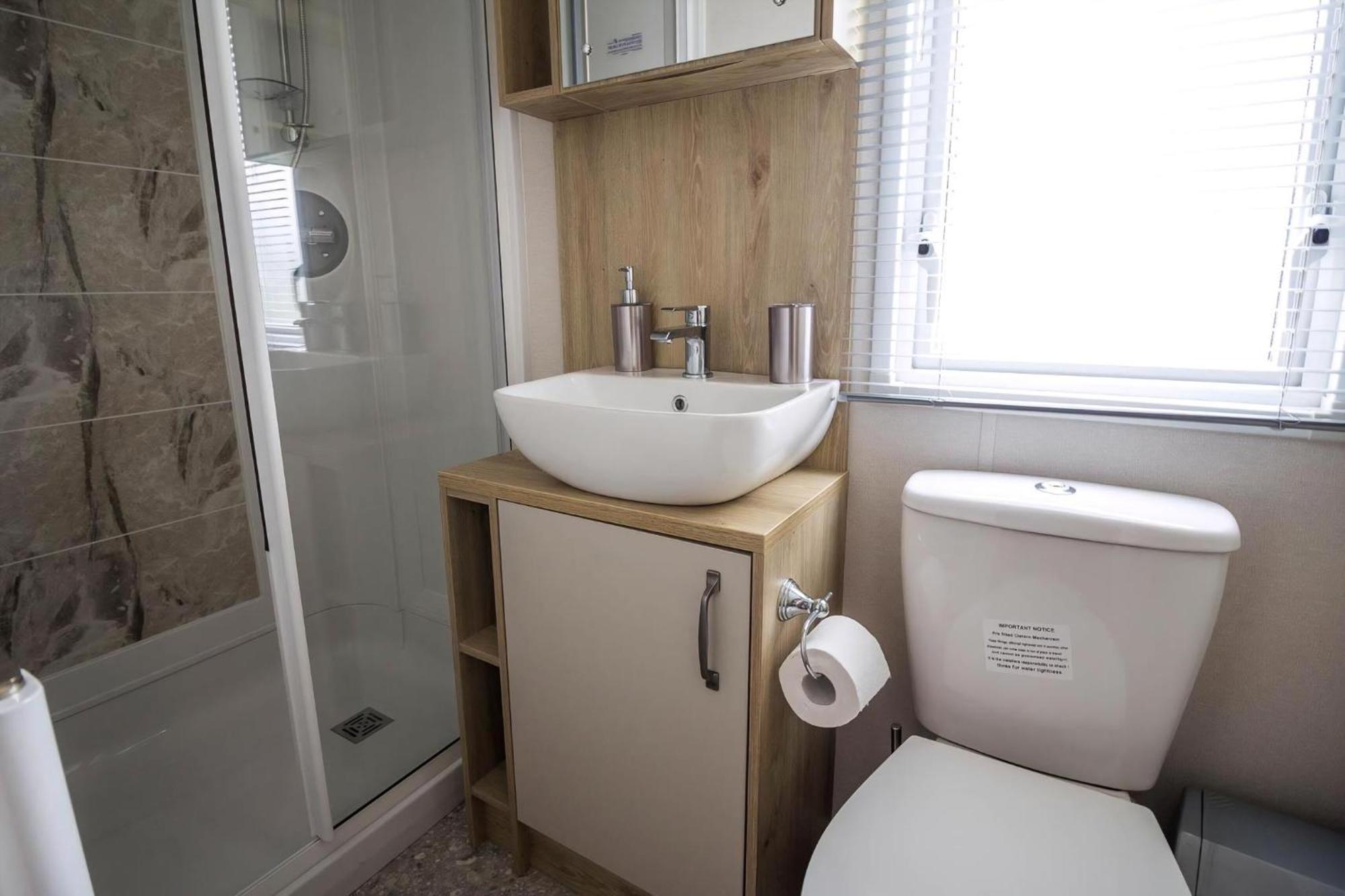 Beautiful 6 Berth Caravan With Decking At Southview Holiday Park Ref 33024O Hotel Скегнес Екстериор снимка